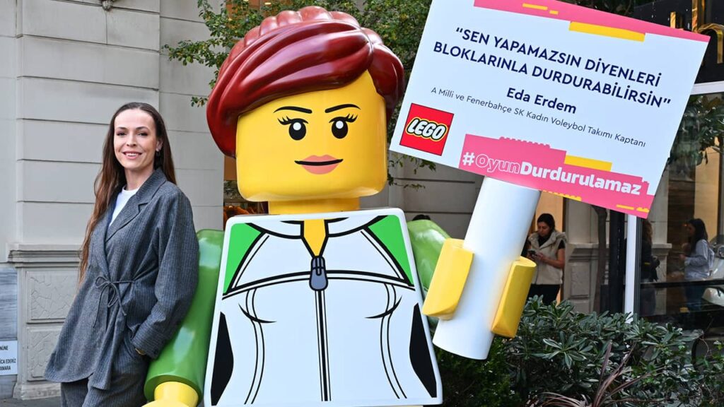 Dev LEGO minifigürleri kızlara ilham vermek için sokağa çıktı!